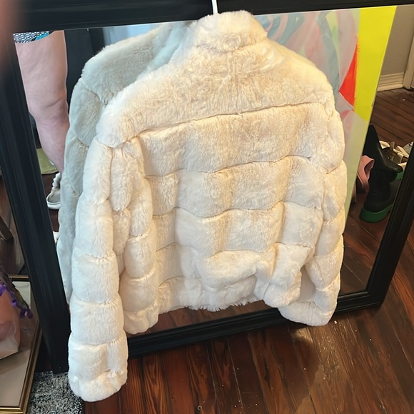 Elegant White Crop Faux Fur Calvin Klein Size Large - Picture 4 of 4